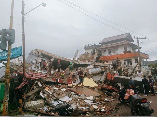 انڈونیشیا ؛ زلزلے کے شدید جھٹکوں میں 1300 عمارتیں منہدم اور 8 افراد ہلاک