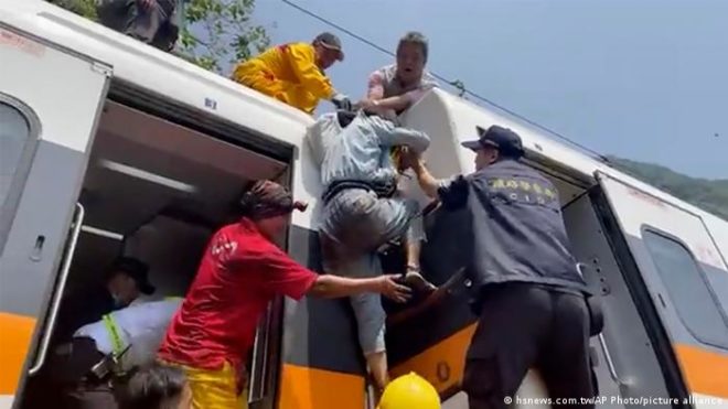 تائیوان: ٹرین حادثے میں درجنوں مسافر ہلاک