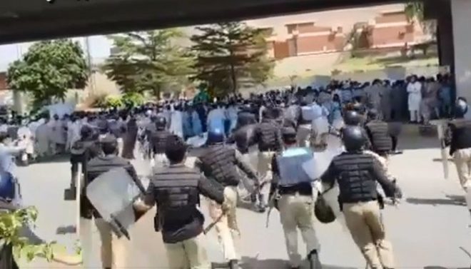 پشاور: احتجاج کرنیوالے یونیورسٹی ملازمین پر پولیس کا لاٹھی چارج، متعدد گرفتار