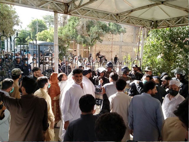 بلوچستان بجٹ اجلاس، اپوزیشن کا احتجاج، پولیس کی بکتر بند گاڑی نے ٹکر مار کر اسمبلی کا گیٹ توڑ دیا