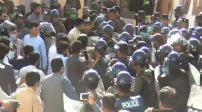 بلوچستان: اپوزیشن اراکین گرفتاری دینے کیلئے 10 روز سے تھانے میں موجود