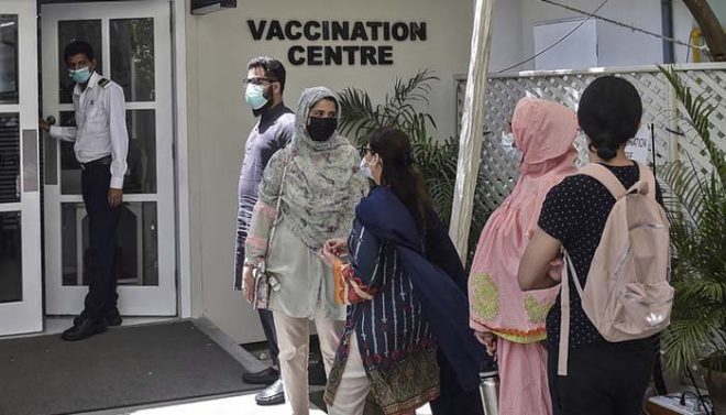 لاہور: ایکسپو سینٹر میں ویکسین ختم، شہریوں کو ایک ہفتے بعد آنے کی ہدایت