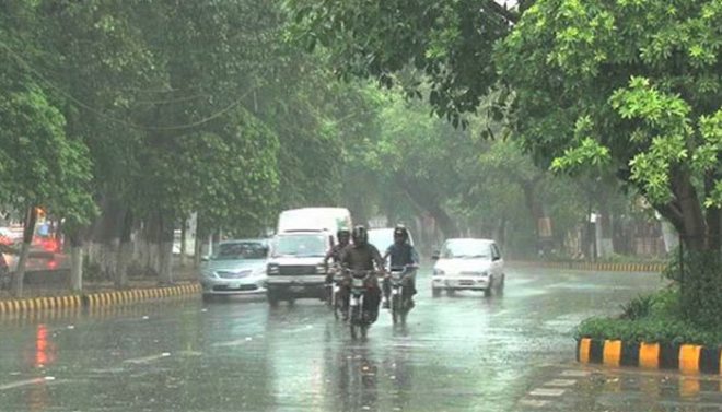 لاہور کے مختلف علاقوں میں بارش سے جھلسا دینے والی گرمی کا زور ٹوٹ گیا