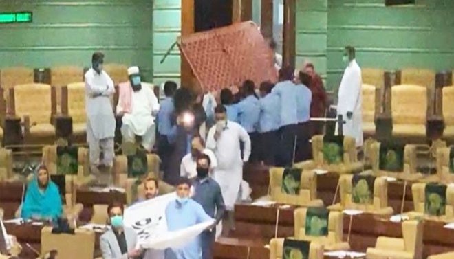 سندھ اسمبلی میں احتجاج: پی ٹی آئی کے 8 اراکین کے داخلے پر پابندی عائد