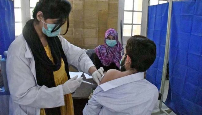 لاہور کے ایکسپو سینٹر میں ویکسین لگانے کا عمل شروع