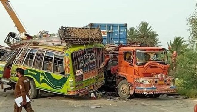ڈی جی خان: بس اور ٹرک میں تصادم، ہلاکتوں کی تعداد 25 ہو گئی