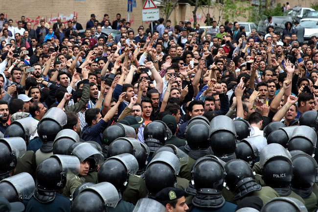 اھواز میں ایرانی مظاہرین کے خلاف کریک ڈاؤن، گرفتار مظاہرین نامعلوم مقامات پر منتقل