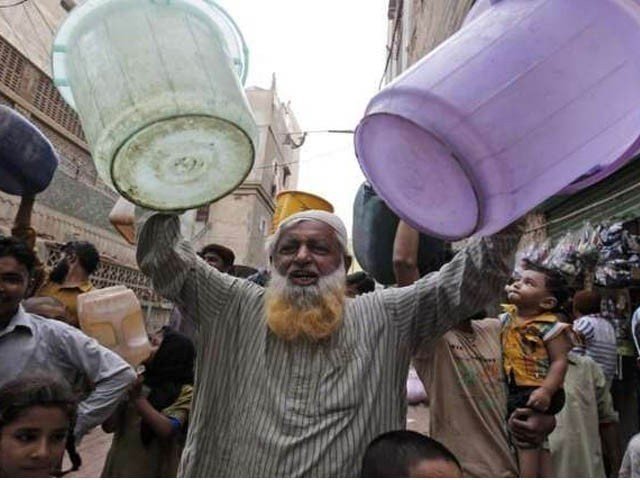 کراچی؛ کئی علاقوں میں پانی کا بدترین بحران جاری