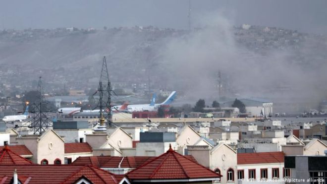 کابل ایئر پورٹ کے باہر دھماکا، کم از کم تیرہ ہلاک