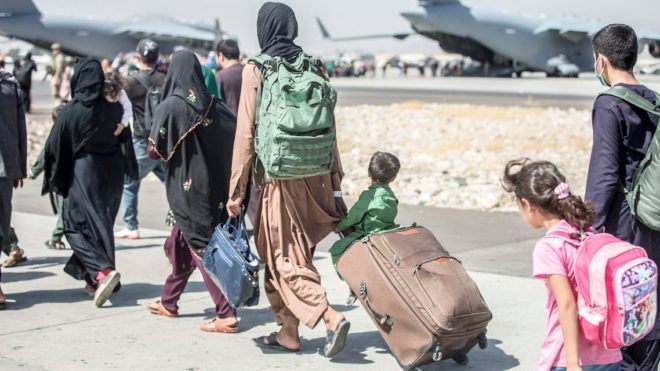 دہشت گردی کا خطرہ: مغربی ملکوں کی اپنے شہریوں کو کابل ایئرپورٹ سے دور رہنے کی ہدایت