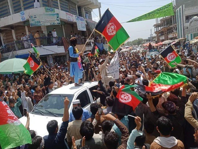 جلال آباد میں افغان پرچم لے کر احتجاج کرنے والوں پر طالبان کی فائرنگ، دو افراد ہلاک