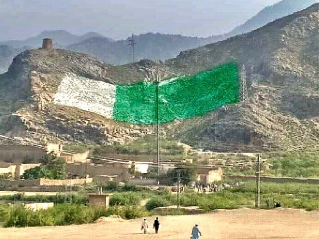 لنڈی کوتل، پہاڑ پر سب سے بڑے قومی پرچم کا افتتاح