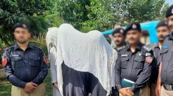 پشاور میں عوام نے اپنی عدالت لگا کر چوروں کو الٹا لٹکا دیا
