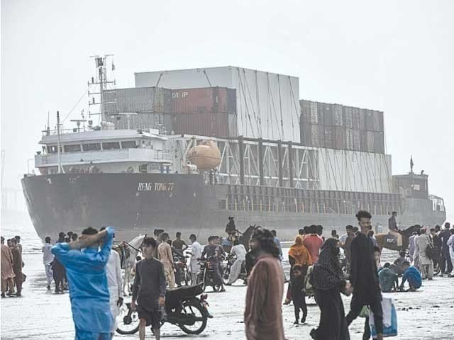 کراچی کے ساحل پر پھنسا بحری جہاز 49 روز بعد نکال لیا گیا