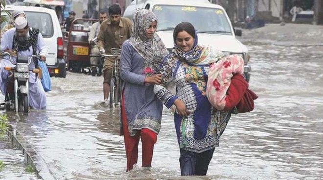 کراچی میں رات بھر وقفے وقفے سے بارش، کرنٹ لگنے سے 4 افراد جاں بحق