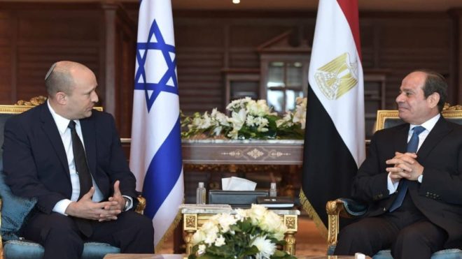 اسرائیلی وزیراعظم کا مصر کا پہلا سرکاری دورہ؛ صدر السیسی سے ملاقات