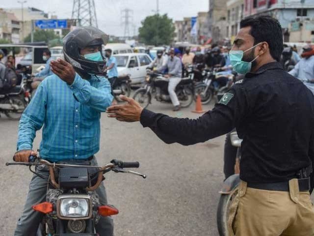 کراچی پولیس کو کورونا ویکسین نا لگوانے پر مقدمات اور گرفتاریوں سے روک دیا گیا