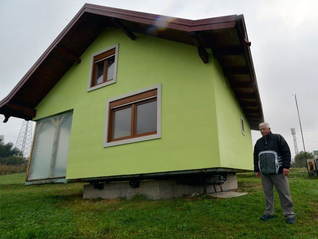 بوڑھے شوہر نے بیوی کی فرمائش پر گھر کو 360 ڈگری پر گھومنے والا بنا دیا