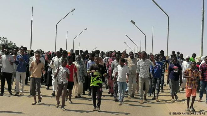 فوجی حکومت ختم کی جائے، ہزاروں سوڈانی شہریوں کا مطالبہ