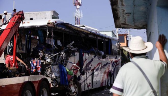 میکسیکو میں تیز رفتار بس گھر میں گھس گئی، 19 افراد ہلاک