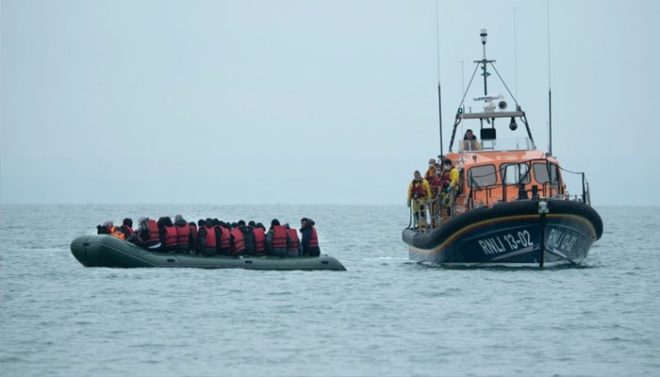 فرانس سے برطانیہ جانے والے مہاجرین کی کشتی ڈوب گئی، 31 افراد ہلاک