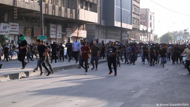 عراق: پولیس اور ایران نواز مظاہرین میں تصادم، درجنوں زخمی