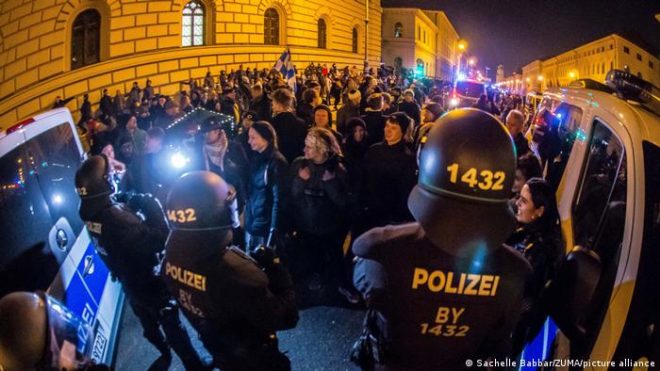 جرمنی میں اومیکرون کا خطرہ اور عوامی مظاہرے