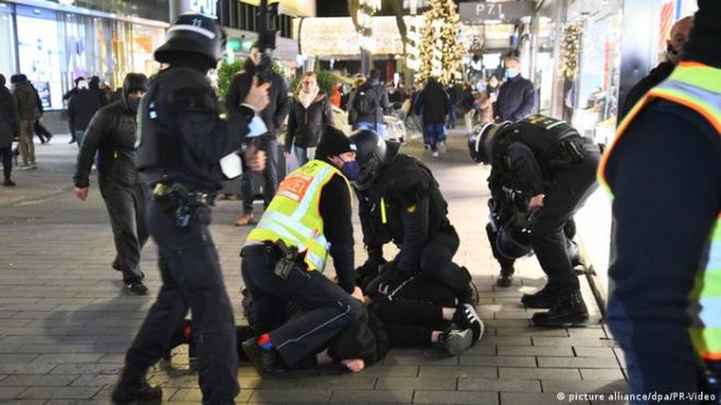 جرمنی: کووڈ پابندیوں کے خلاف مظاہرے، تیرہ پولیس اہلکار زخمی