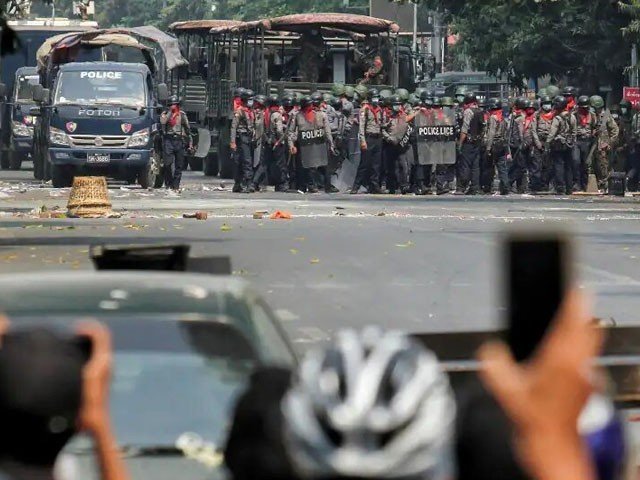 میانمار میں فوج نے مظاہرین پر ٹرک چڑھا دیا، متعدد زخمی