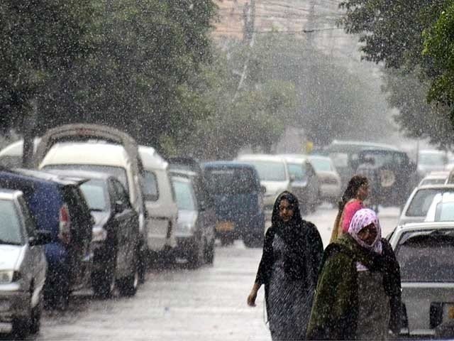 کراچی میں موسم سرما کی پہلی بارش؛ سردی کی شدت میں اضافہ