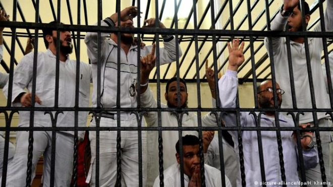 مصر: پولیس پر حملے کے الزام میں اخوان المسلمین کے دس ارکان کو سزائے موت
