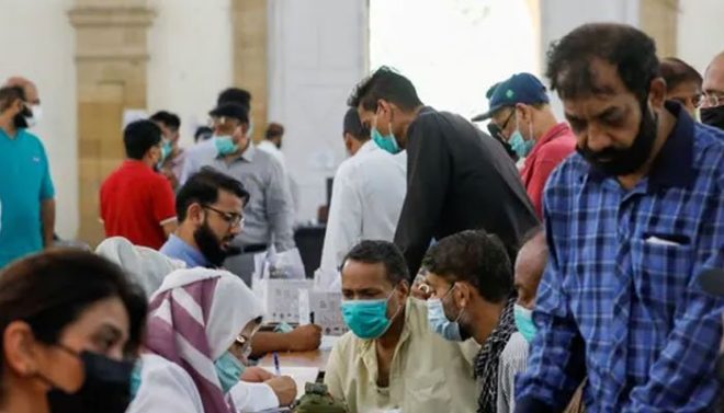 کراچی میں کورونا مثبت کیسز کی شرح 40 فیصد کے قریب پہنچ گئی