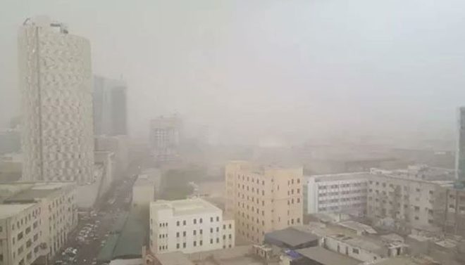 کراچی دوسرے روز بھی گرد و غبار کے طوفان کی لپیٹ میں، معمولات زندگی متاثر