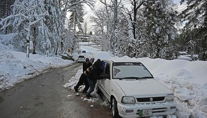 مری میں برفباری، رابطہ سڑکیں بند ہو گئیں