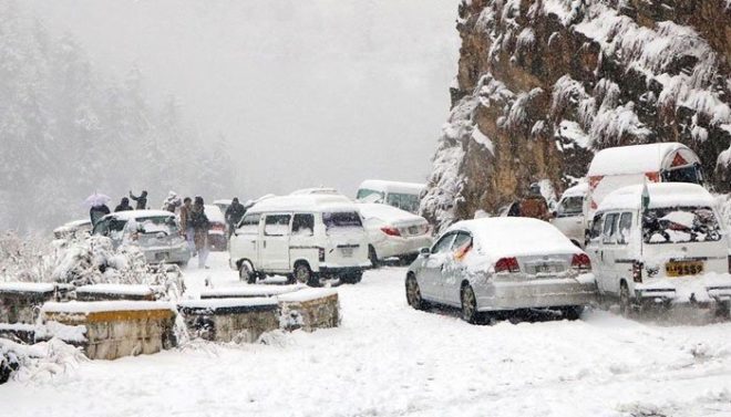 گلگت بلتستان کے ضلع استور میں وقفے وقفے سے برفباری جاری، زمینی رابطہ منقطع