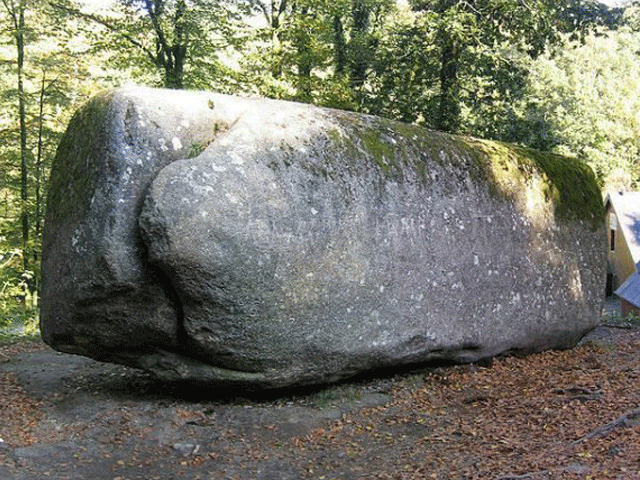فرانس کا 132 ٹن وزنی پتھر جسے آپ باآسانی ہلا سکتے ہیں