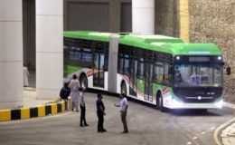 کراچی گرین لائن بس سروس کو ایک ماہ مکمل، کتنے شہریوں نے بس میں سفر کیا؟