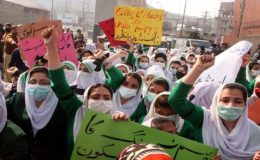 پشاور میں نرسیں احتجاج کرنے سڑکوں پر نکل آئیں