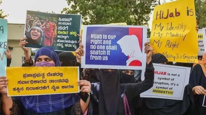 بھارت: والدین کا احتجاج رنگ لے آیا، اسکول نے حجاب اور برقع پر پابندی واپس لے لی