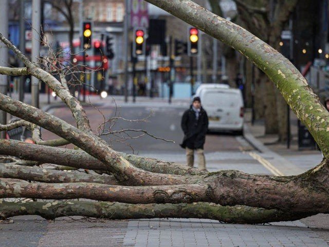 برطانیہ میں 3 دہائیوں کا خطرناک طوفان، 3 افراد ہلاک