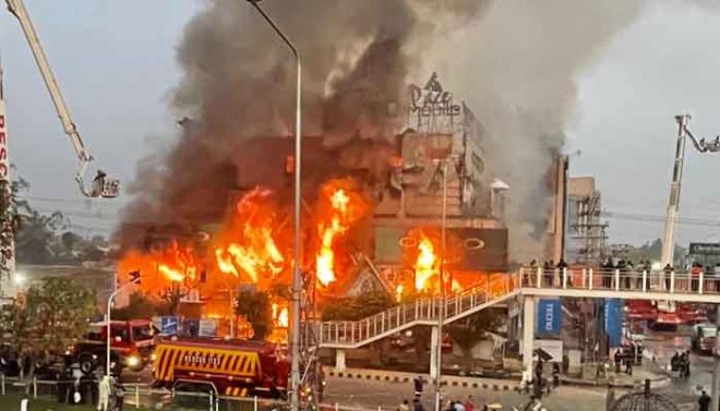 لاہور کے شاپنگ پلازہ میں خوفناک آتشزدگی، کروڑوں کا سامان جل کر خاکستر