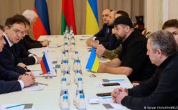 روس اور یوکرائن کے درمیان جنگ بندی کے لیے مذاکرات جاری