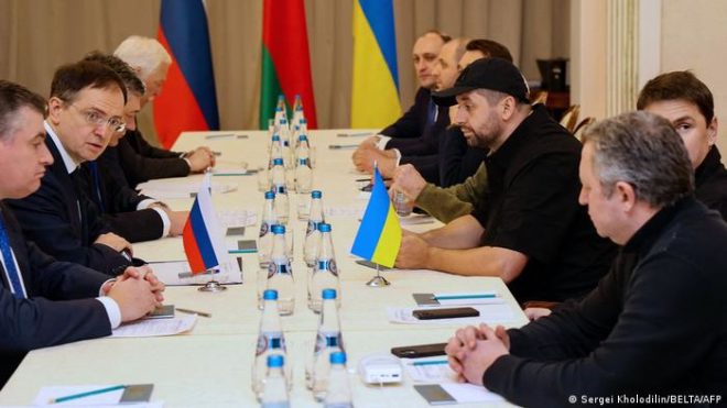 روس اور یوکرائن کے درمیان جنگ بندی کے لیے مذاکرات جاری
