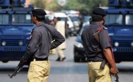 کراچی؛ روٹی تاخیر سے ملنے پرپولیس اہلکاروں کی ہوٹل میں توڑ پھوڑ اور ہوائی فائرنگ