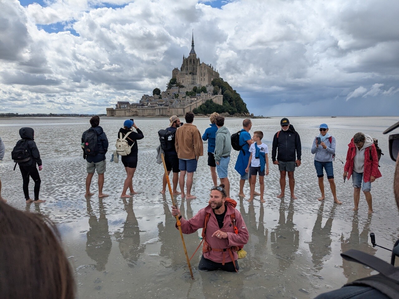 former-office-worker-walks-3000-km-annually-as-a-mont-saint-michel-tour-guide