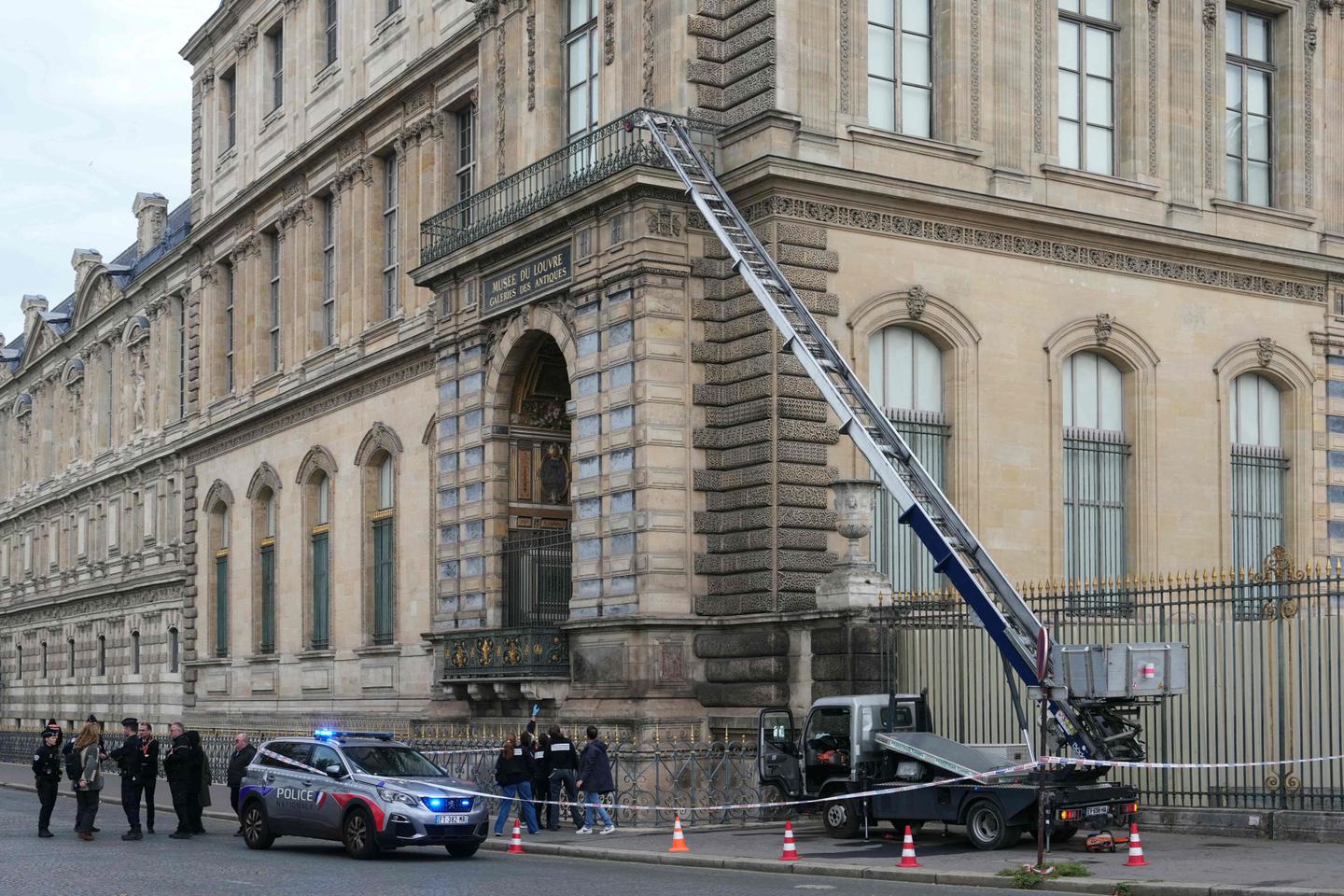 Four More Arrested in Louvre Heist Investigation as Security Controversy Grows