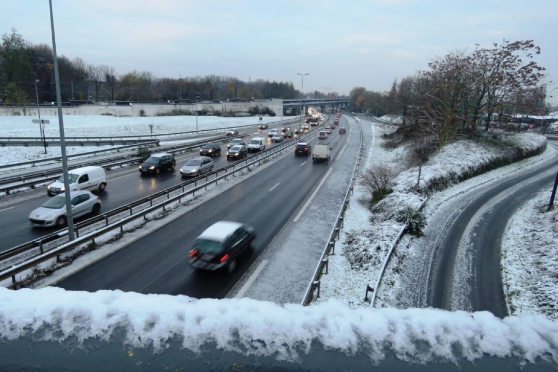 France Braces for Widespread Snow, Ice, and Avalanche Risk as 35 Departments Remain on Alert
