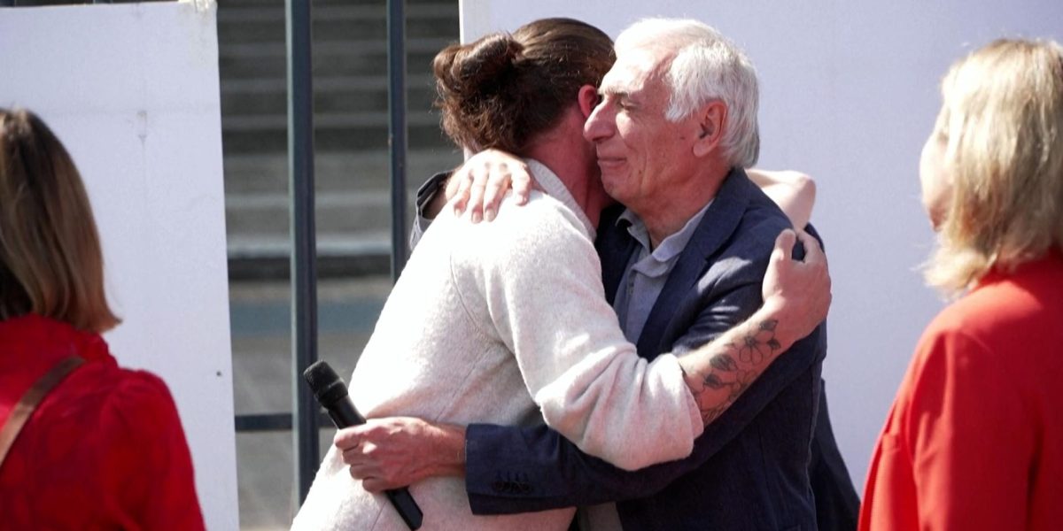 Freed French Hostages Symbolically Remove Portraits at Assembly