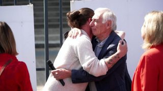 Freed French Hostages Symbolically Remove Portraits at Assembly