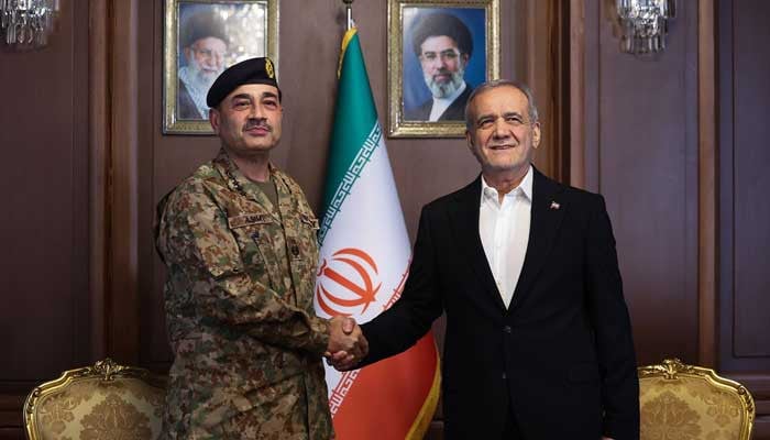Pakistan's Top General Meets Iranian Leaders in Tehran Peace Push